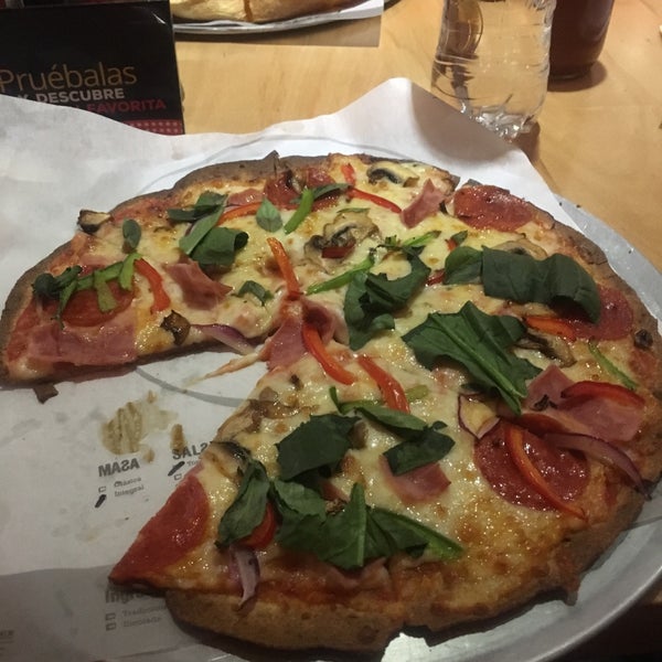 Снимок сделан в This &amp; This Pizza пользователем Daniela A. 4/29/2017