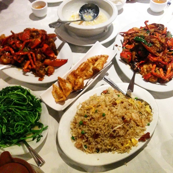 Photo taken at Wah Sing Seafood Restaurant by Shanlli F. on 11/30/2014