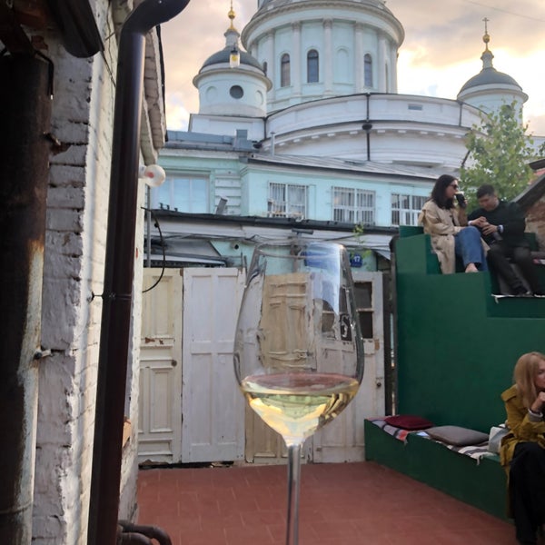 Кафе интеллигенция москва. Ковер в руин баре интеллигенция. Таганка надпись. Интеллигенция бар таганка. Ресторан интеллигенция на таганке.