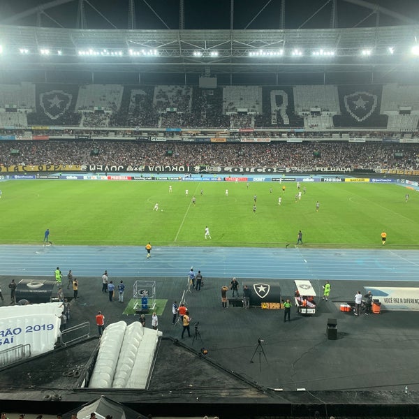 รูปภาพถ่ายที่ Estádio Olímpico Nilton Santos โดย Eduardo G. เมื่อ 6/13/2019