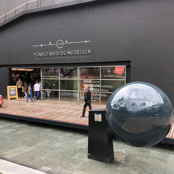 รูปภาพถ่ายที่ Planetario de Medellín โดย Eduardo G. เมื่อ 3/30/2018