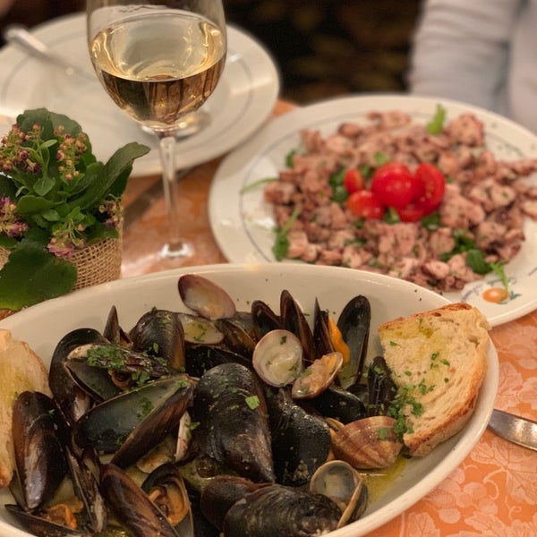 Очень приятный ресторан, всего лишь 14 столов. Очень вкусная паста с лингвини и морепродуктами, салат из осьминога и мидии с ракушками в чесночном соусе. Один из лучших в Риме. Обязателен к посещению.