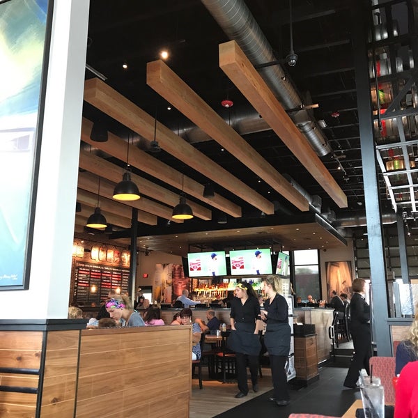 Photo taken at BJ&#39;s Restaurant &amp; Brewhouse by Oswaldo S. on 8/1/2017