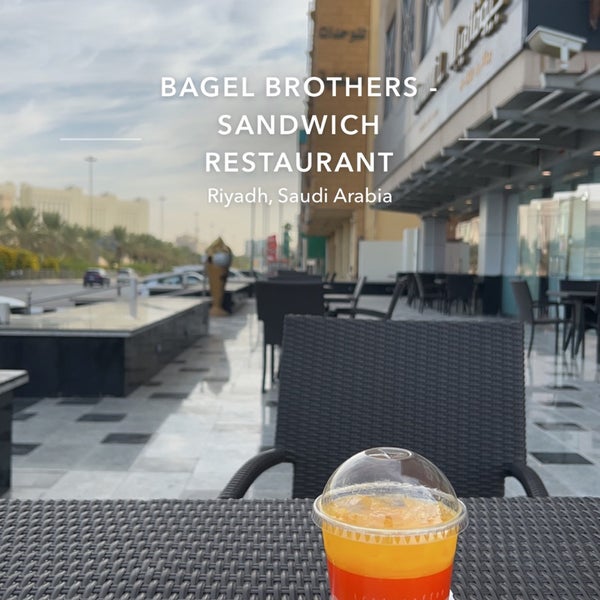 รูปภาพถ่ายที่ Bagel Brothers - Sandwich Restaurant โดย Ahad เมื่อ 11/17/2022