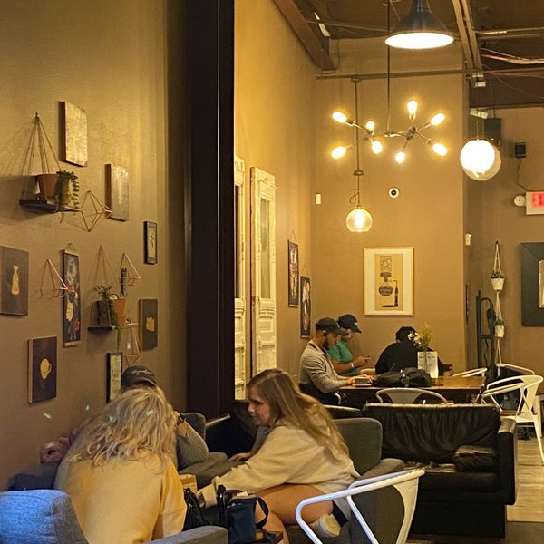 Foto scattata a Roots Coffeehouse da Jalaine N. il 10/29/2022