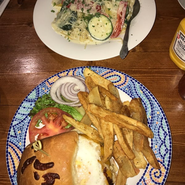 Food was ok - couldn't add any wishes to the pasta sauce because it's already prepared. Burger meat wasn't very tasty - fries good. Price / quality ok.