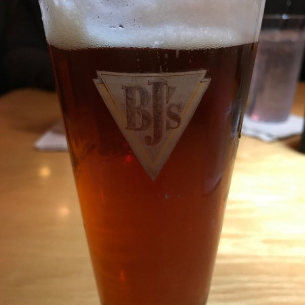 Photo taken at BJ&#39;s Restaurant &amp; Brewhouse by Amber G. on 12/17/2017