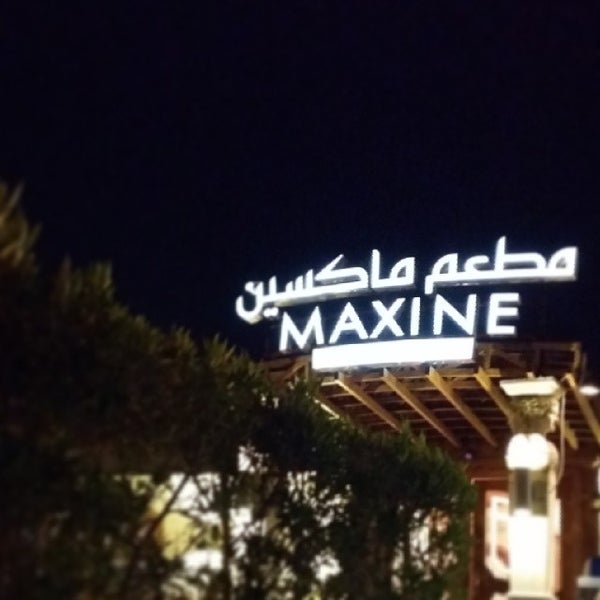 Photo prise au Maxine Cafe &amp; Restaurant مطعم ماكسين par HRR le1/2/2014