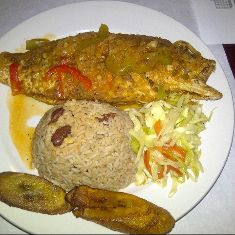 Снимок сделан в Janelle&#39;s Caribbean American Cuisine &amp; Bar пользователем Anjene A. 6/22/2013
