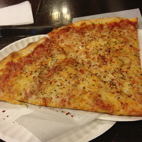 3/6/2013 tarihinde Jon A.ziyaretçi tarafından Louie&#39;s Pizzeria and Restaurant'de çekilen fotoğraf