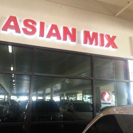 Foto tirada no(a) Asian Mix por Lisa R. em 2/1/2013