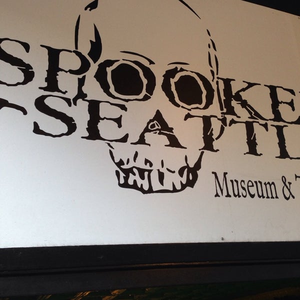 Das Foto wurde bei Spooked in Seattle Museum and Tours von Rebecca K. am 9/21/2013 aufgenommen
