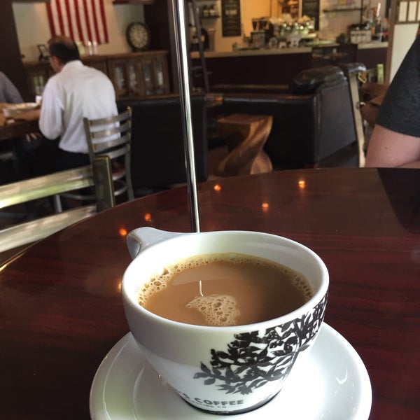 Foto scattata a PT&#39;s Coffee @ College Hill da Ryan G. il 4/27/2016