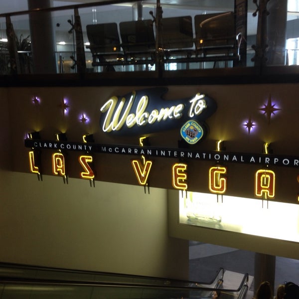 รูปภาพถ่ายที่ &quot;Welcome to Las Vegas&quot; Sign โดย Ryan G. เมื่อ 5/31/2014