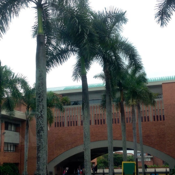 รูปภาพถ่ายที่ Universidad Autónoma de Occidente - Cali โดย Julian A. เมื่อ 1/31/2017