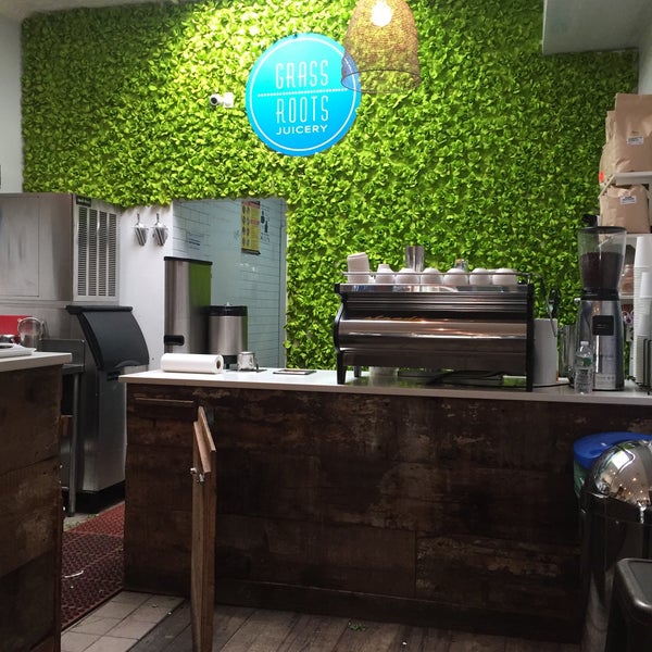 Photo taken at Grass Roots Juicery by Jeffrey K. on 8/30/2015