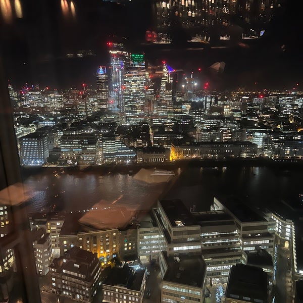 Photo taken at Oblix at The Shard by Deniz S. on 12/2/2021