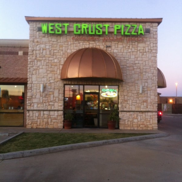 Foto scattata a West Crust Artisan Pizza da Jason W. il 11/3/2013