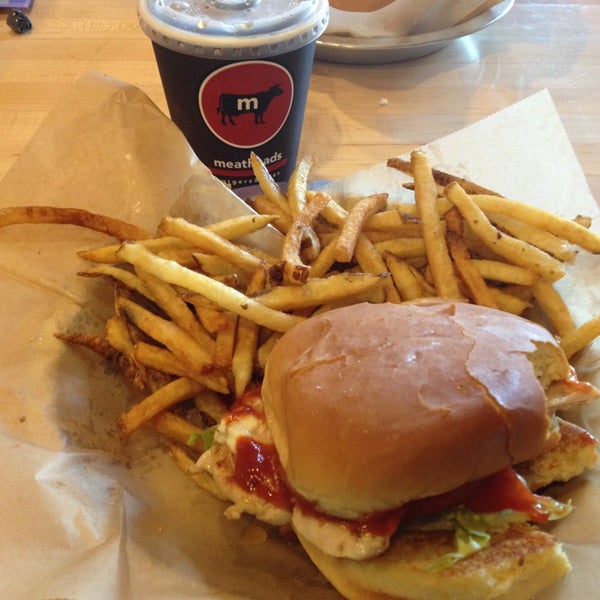 5/22/2013にMonica M.がMeatheads Burgers &amp; Friesで撮った写真