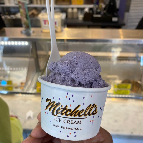 Foto tomada en Mitchell&#39;s Ice Cream  por Wilson T. el 11/19/2022