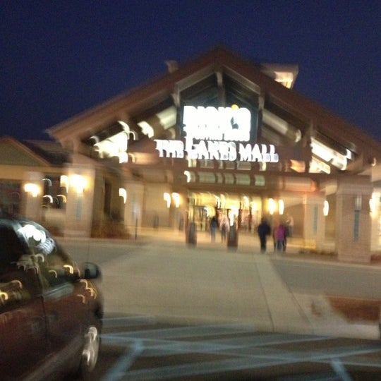 รูปภาพถ่ายที่ The Lakes Mall โดย Leonard S. เมื่อ 11/16/2012