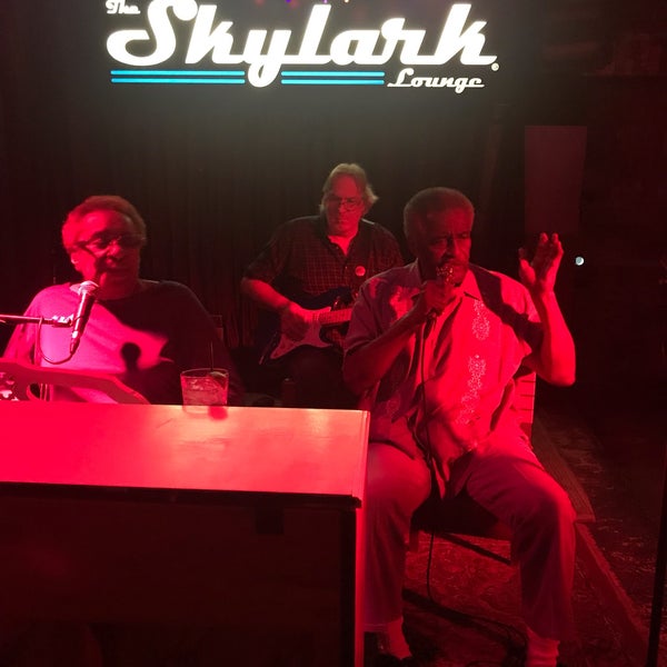 Foto tirada no(a) Skylark Lounge por Bijoy G. em 7/26/2019