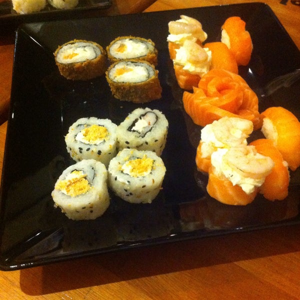 Аморосан мияки меню запеченые. Классический ролл с лососем. Ролл хоккайдо. Цюрупы 91 фудзияма. Суши роллы сочи адлер.