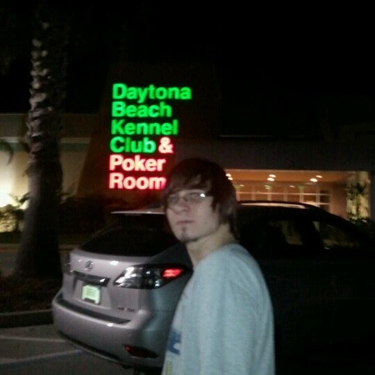 Das Foto wurde bei Daytona Beach Kennel Club and Poker Room von Sydney W. am 1/16/2013 aufgenommen