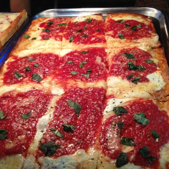 12/9/2012 tarihinde Isaac G.ziyaretçi tarafından Bravo Pizza'de çekilen fotoğraf