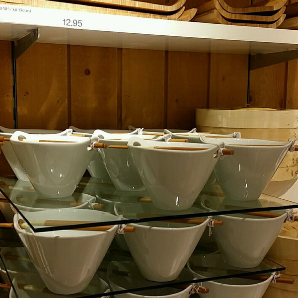 9/15/2016 tarihinde Florence_cityziyaretçi tarafından Crate &amp; Barrel'de çekilen fotoğraf