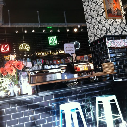 11/17/2012 tarihinde Benedikt H.ziyaretçi tarafından TOYKIO Gallery &amp; Coffee'de çekilen fotoğraf