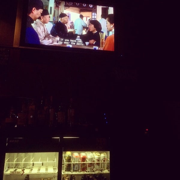 Photo prise au Bare Bones Cafe &amp; Bar par Bernie Z. le7/14/2014