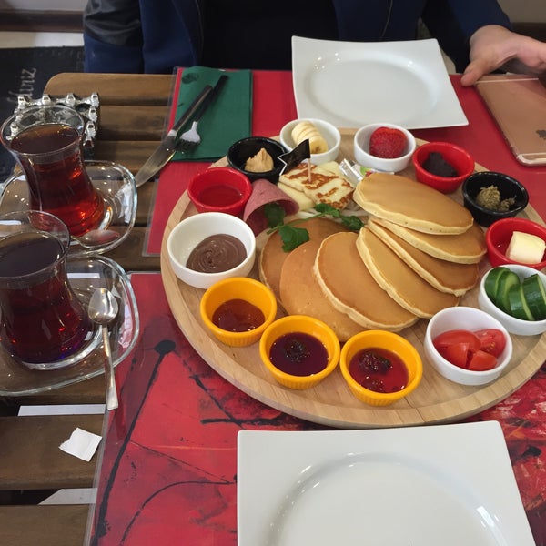 Photo taken at Crepe Box Cafe Restaurant by Ayşe Y. on 2/28/2016