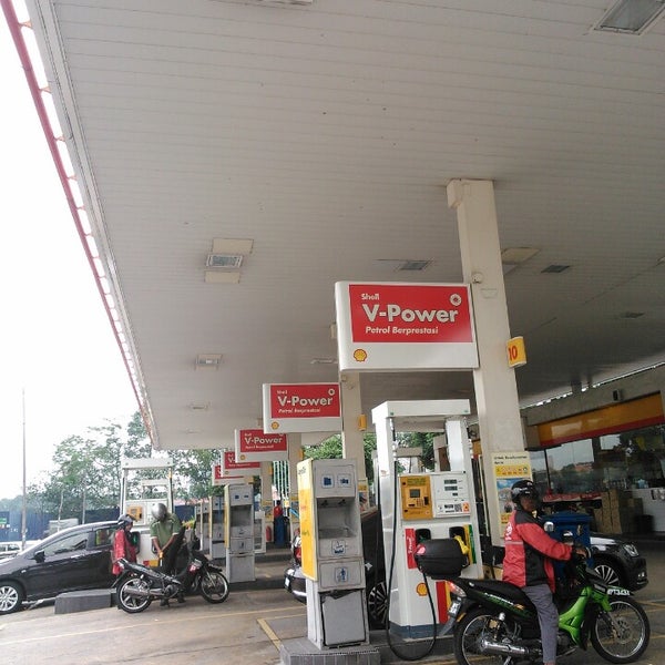 Photo taken at Shell by Berg E. on 7/5/2013