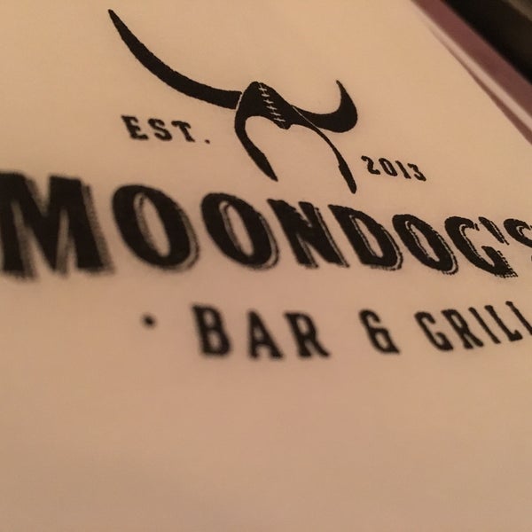 รูปภาพถ่ายที่ Moondog&#39;s Bar &amp; Grill โดย José João M. เมื่อ 11/15/2015