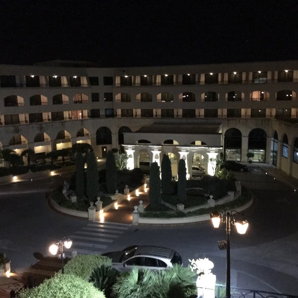 รูปภาพถ่ายที่ Grand Hotel Excelsior โดย José João M. เมื่อ 11/8/2015