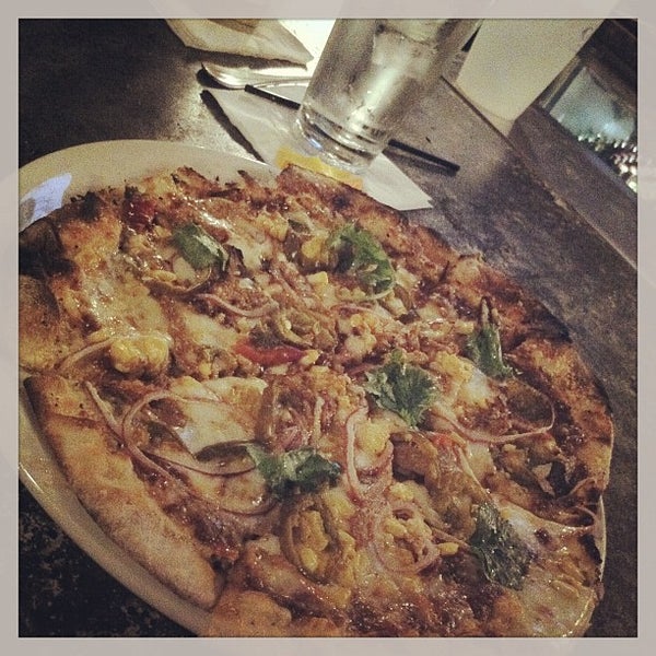 รูปภาพถ่ายที่ Fire Stone Wood Fired Pizza &amp; Grill โดย Jared C. เมื่อ 12/20/2012