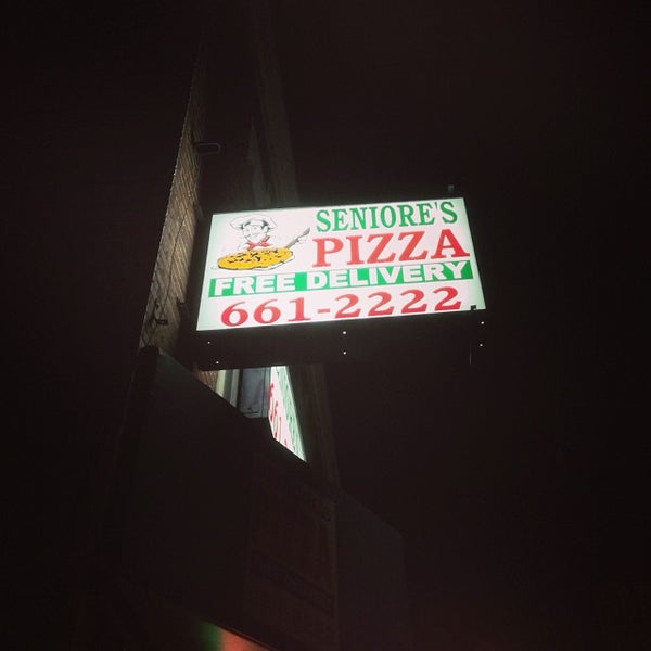Foto tomada en Seniore&#39;s Pizza  por Mike D. el 10/18/2013