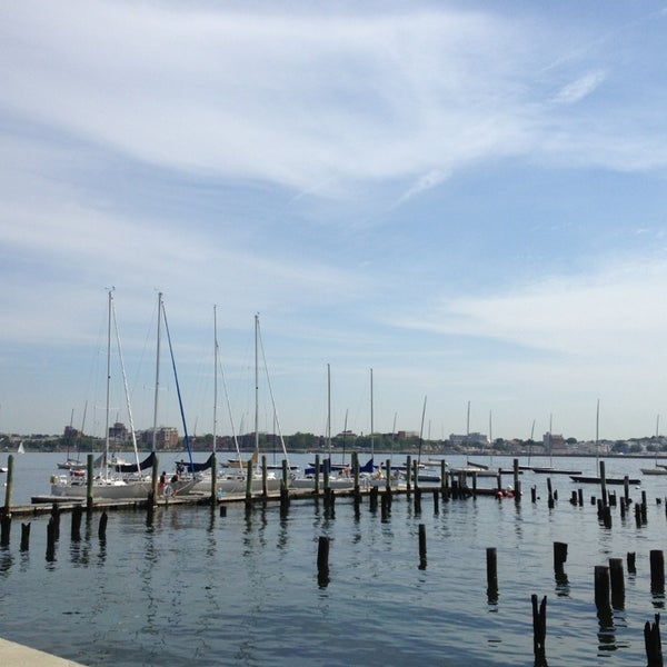 8/18/2013 tarihinde Gregg M.ziyaretçi tarafından Boston Sailing Center'de çekilen fotoğraf
