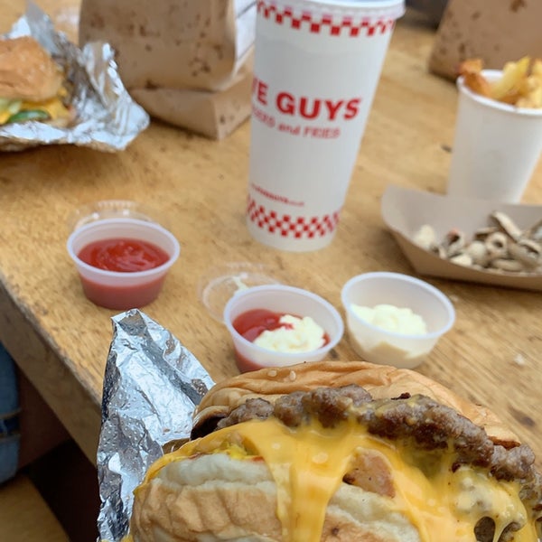 Photo taken at Five Guys by مُعتز ب. on 8/28/2019
