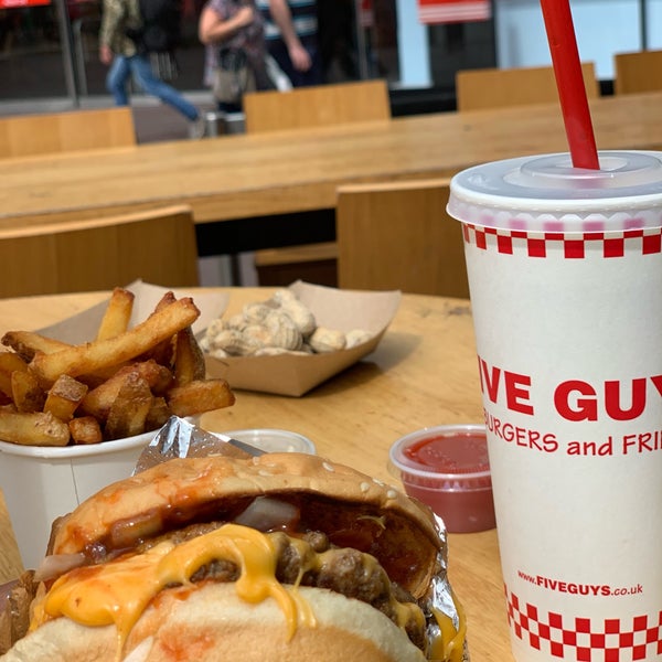 Photo taken at Five Guys by مُعتز ب. on 7/2/2019