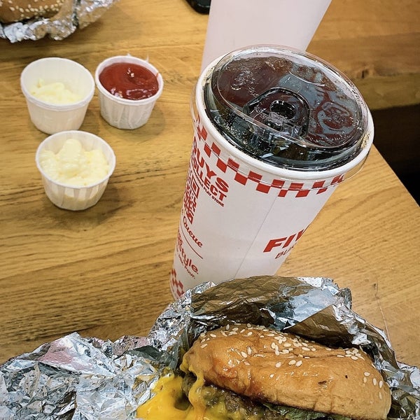 Photo taken at Five Guys by مُعتز ب. on 1/9/2022