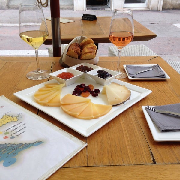 Photo prise au Wine &amp; Cheese Bar Paradox par Victor N. le9/5/2015