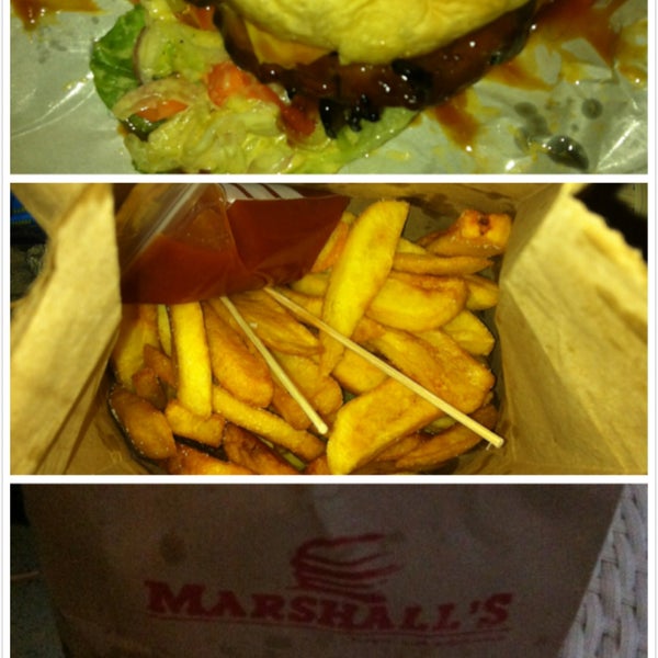 Foto tirada no(a) Marshall&#39;s Burger por Bernice M. em 5/28/2013