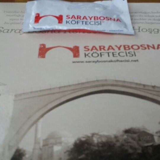 Das Foto wurde bei Saraybosna Köftecisi von Zeynep A. am 6/30/2014 aufgenommen