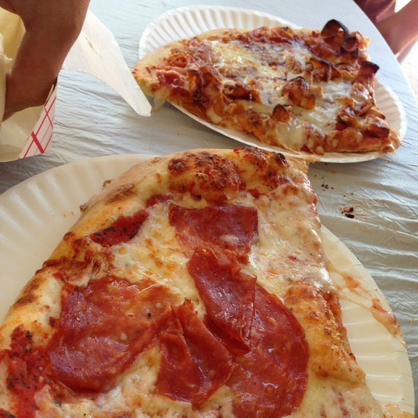 3/24/2013 tarihinde Cindy N.ziyaretçi tarafından Pi Pizza Truck'de çekilen fotoğraf