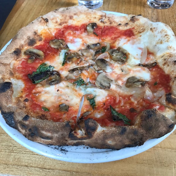 Снимок сделан в Tutta Bella Neapolitan Pizzeria пользователем Shubham B. 4/7/2017
