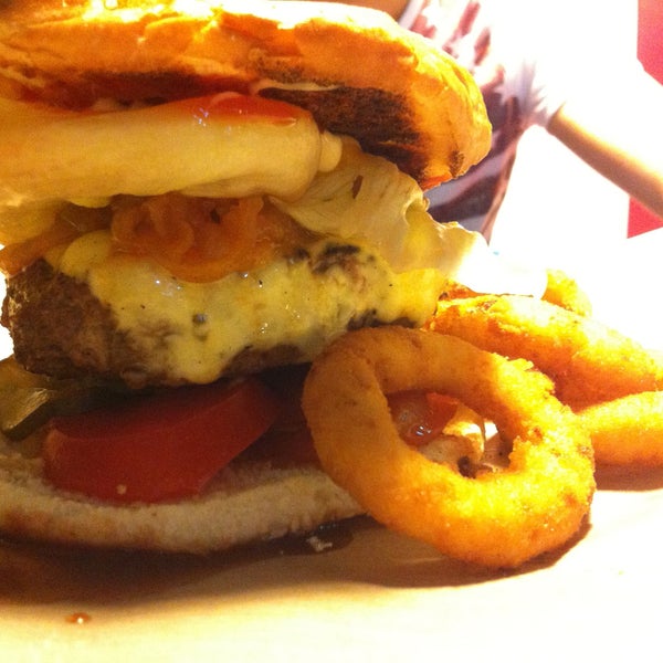 Foto scattata a Bomber&#39;s Burger da Elfhi M. il 4/20/2013