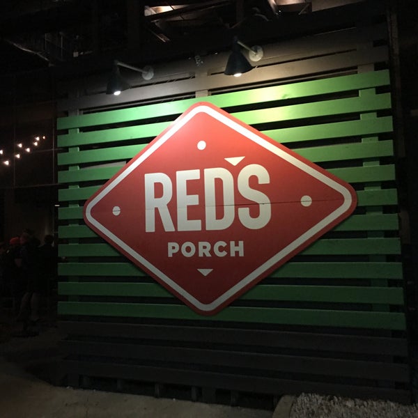 รูปภาพถ่ายที่ Red&#39;s Porch โดย Juan B. เมื่อ 4/19/2017