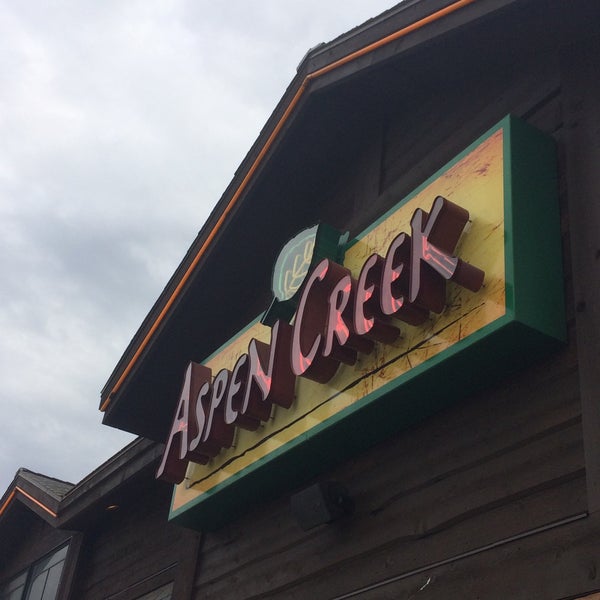 Foto tirada no(a) Aspen Creek Grill por Juan B. em 11/14/2015